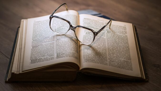 dariuszsankowski-glasses-1052010_1920.jpg